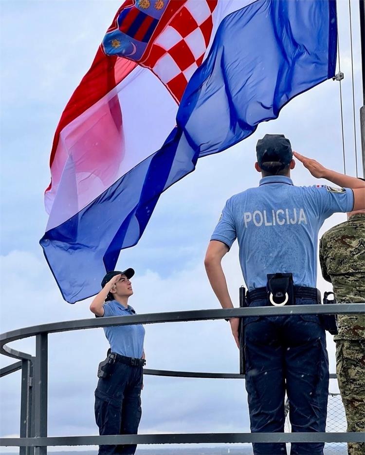 Slika /03_policijska_skola/foto/zastave.jpg