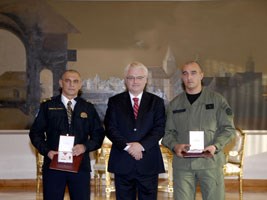 Slika topvijesti/godina2010/PROSINAC/odlikovanje02.jpg
